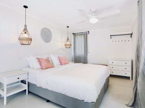 Lighthouse Lounge - Accommodation Redcliffe 3