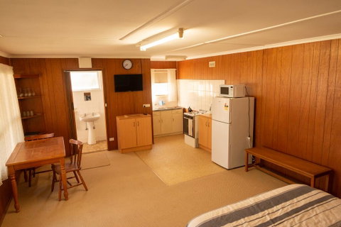 Limestone Cottage - Accommodation Redcliffe 2