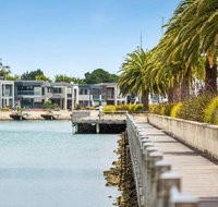 Luxe 101  Martha Cove waterfront luxury on the marina walk to beach - Accommodation Redcliffe