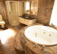 Luxuary self-contained living with Spa. - Accommodation Redcliffe
