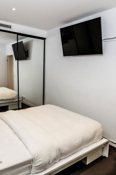 Luxurious Getaway Apartment - Accommodation Redcliffe 3