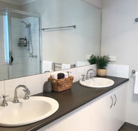 Luxury 4BR Home with KING Bed Lakes Entrance - Accommodation Redcliffe