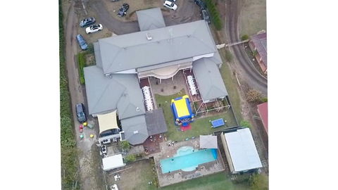 Luxury Bungalow - Accommodation Redcliffe 2