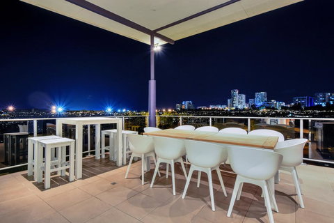 Luxury Darwin City Lights Jacuzzi Central Location Large House New Furnishings - Accommodation Redcliffe 0