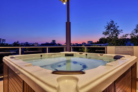 Luxury Darwin City Lights Jacuzzi Central Location Large House New Furnishings - Accommodation Redcliffe 3