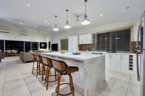 Luxury Darwin City Lights Jacuzzi Central Location Large House New Furnishings - Accommodation Redcliffe 2
