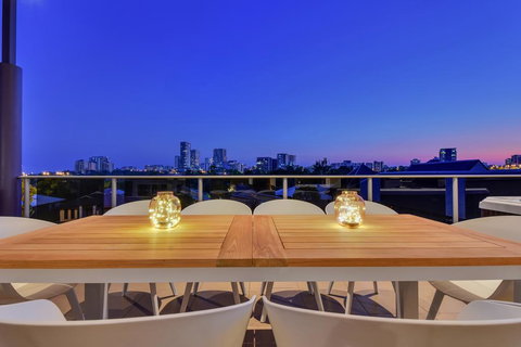 Luxury Darwin City Lights Jacuzzi Central Location Large House New Furnishings - Accommodation Redcliffe 1