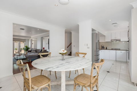 Luxury Family-size Home In Smart Beachside Suburb - Accommodation Redcliffe 1