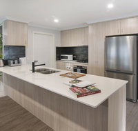Luxury renovated home-5BR-meters from the beach - Accommodation Redcliffe