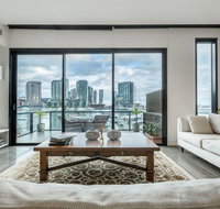 Luxury Waterfront 4BDR Townhouse with Amazing Views - Accommodation Redcliffe