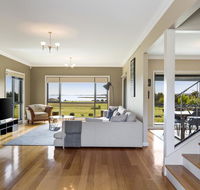 LUXURY WATERFRONT FAMILY HOME-TASMANIA I-L'Abode - Accommodation Redcliffe