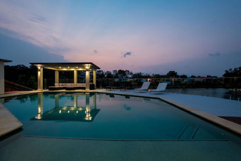 Luxury Waterfront Home - Accommodation Redcliffe 1