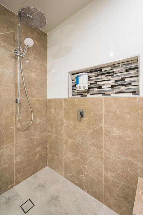 Luxury Waterfront Home - Accommodation Redcliffe 3