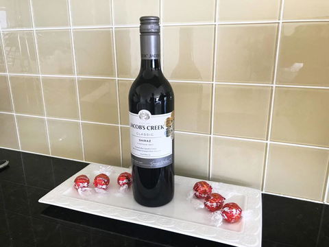 Luxury Waterfront Maroochydore Free Wine Netflix Parking - Accommodation Redcliffe 3