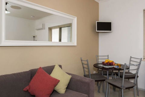 M104 Central Location In Free Transit Zone - Accommodation Redcliffe 0