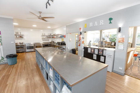 Mad Monkey Backpackers Village - Accommodation Redcliffe 2