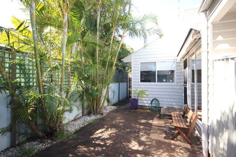 MAGIC BEACH HOUSE - PET FRIENDLY - Accommodation Redcliffe 1