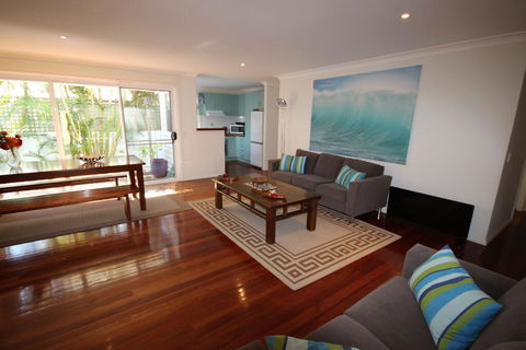 MAGIC BEACH HOUSE - PET FRIENDLY - Accommodation Redcliffe 0