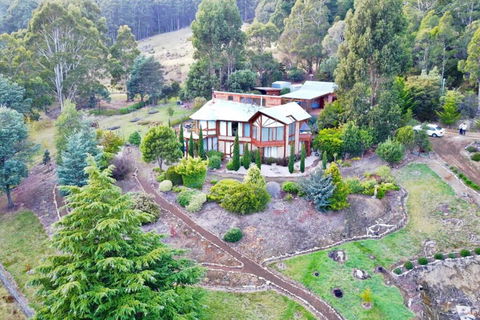 MAGICAL MOUNTAIN RETREAT - 20 Mins To CBD And Only 10 To MONA! - Accommodation Redcliffe 0
