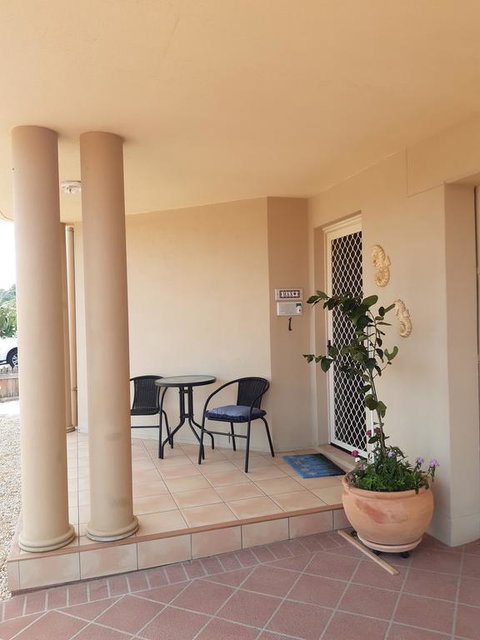 Maxs Beachside Villa - Accommodation Redcliffe 2
