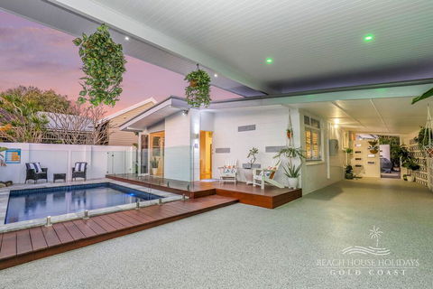 Miami Beachside Beach House - Accommodation Redcliffe 2