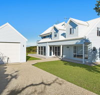 Middle Rock Beach House - Beach Front Lake Cathie - Accommodation Redcliffe