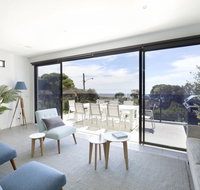 Mills Beach Retreat Luxury Family Retreat with hydrotherapy spa opposite beach walk to village - Accommodation Redcliffe