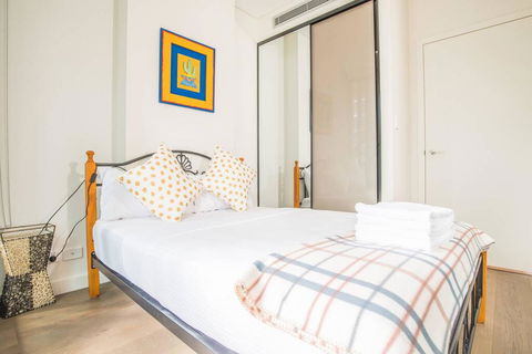Modern 1bed1study Apt Near Station & MQ Centre - Accommodation Redcliffe 1