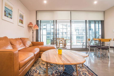 Modern 1bed1study Apt Near Station & MQ Centre - Accommodation Redcliffe 0