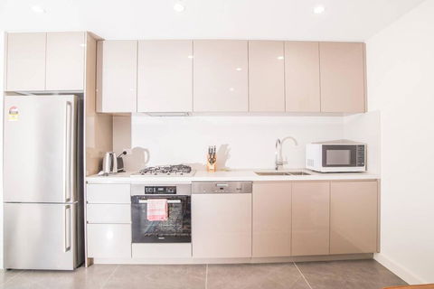 Modern 1bed1study Apt Near Station & MQ Centre - Accommodation Redcliffe 3