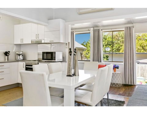 Modern Aus Home On The Edge Of North Ryde Oval - Accommodation Redcliffe 1