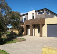 Modern Beachside 5 Bedrooms - Accommodation Redcliffe