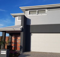 Modern two-story Hampton Style house - Accommodation Redcliffe