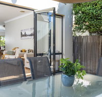 MOMENTS FROM BRADDON  ANU SPACIOUS and RELAXED - Accommodation Redcliffe