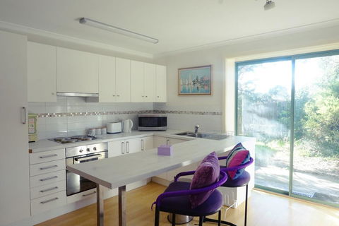 Moon House - Accommodation Redcliffe 2