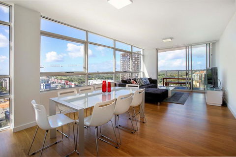 Moore To See - Modern And Spacious 3BR Zetland Apartment With Views Over Moore Park - Accommodation Redcliffe 0
