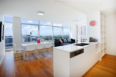 Moore To See - Modern And Spacious 3BR Zetland Apartment With Views Over Moore Park - Accommodation Redcliffe 3