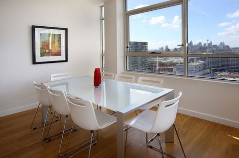 Moore To See - Modern And Spacious 3BR Zetland Apartment With Views Over Moore Park - Accommodation Redcliffe 1