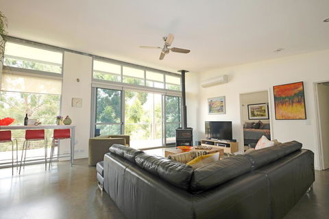 Moriarty Studio - Chic Couples Retreat - Accommodation Redcliffe 0