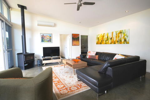 Moriarty Studio - Chic Couples Retreat - Accommodation Redcliffe 3