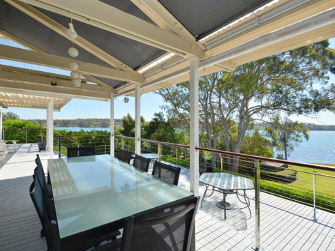 Morisset Bay Waterfront Views Lake House Looking Over Trinity Marina - Accommodation Redcliffe 0
