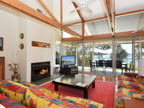 Morisset Bay Waterfront Views Lake House Looking Over Trinity Marina - Accommodation Redcliffe 1