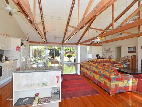 Morisset Bay Waterfront Views Lake House Looking Over Trinity Marina - Accommodation Redcliffe 2