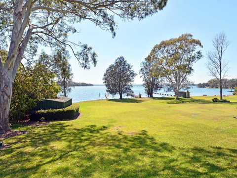 Morisset Bay Waterfront Views Lake House Looking Over Trinity Marina - Accommodation Redcliffe 3