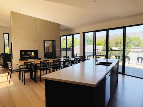 Mountain Mist Retreat - 4 Bedrooms - Accommodation Redcliffe 0