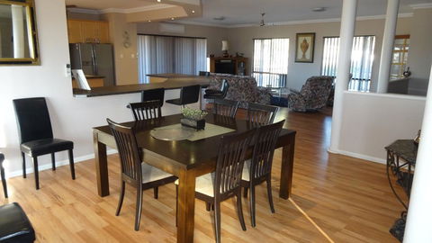 Mountain Park Retreat - Accommodation Redcliffe 2