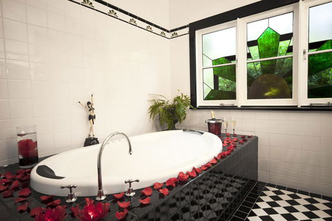 Mountain Whispers The Gatsby - Accommodation Redcliffe 3