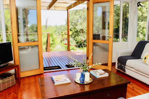 Nagoondie Studio - Accommodation Redcliffe 0