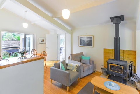 NATURE LOVERS DREAM // FIREPLACE //ACCESS TO HIKES - Accommodation Redcliffe 1