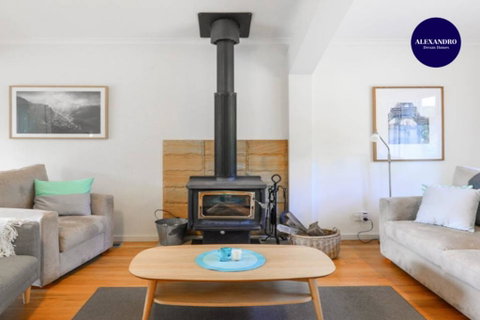 NATURE LOVERS DREAM // FIREPLACE //ACCESS TO HIKES - Accommodation Redcliffe 3